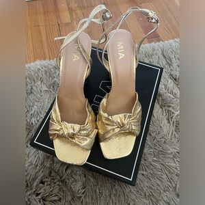 BNWB MIA Metallic Knot Platform Heels - 10